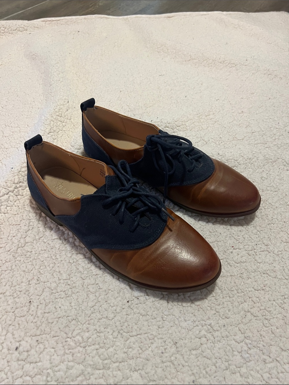 Womens Two-Tone Brown and Navy Oxford Lace-Up Shoes